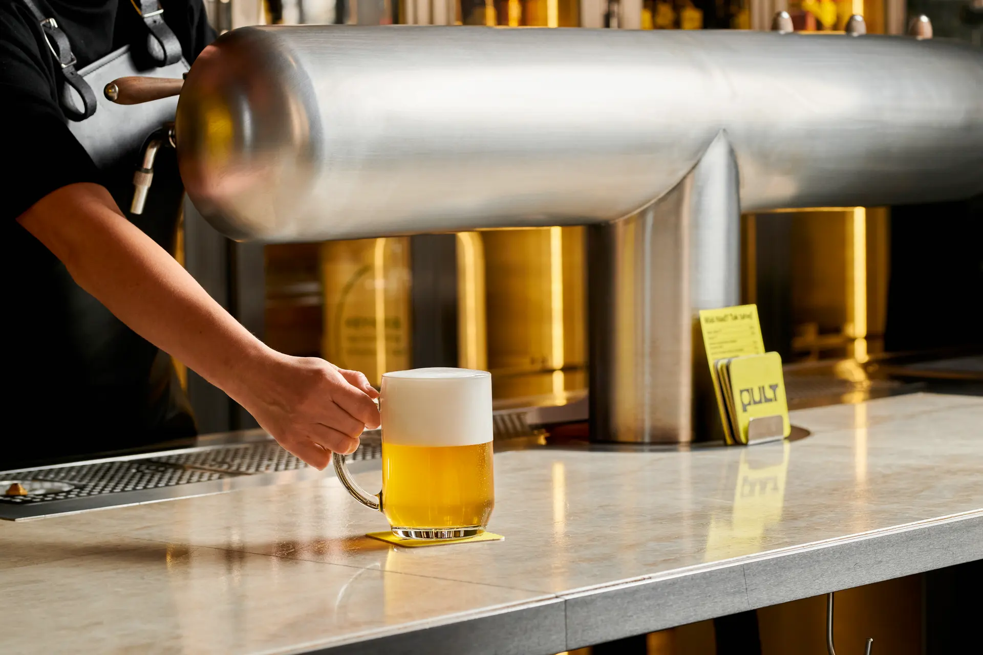 Čepované pivo podávané u výčepu.